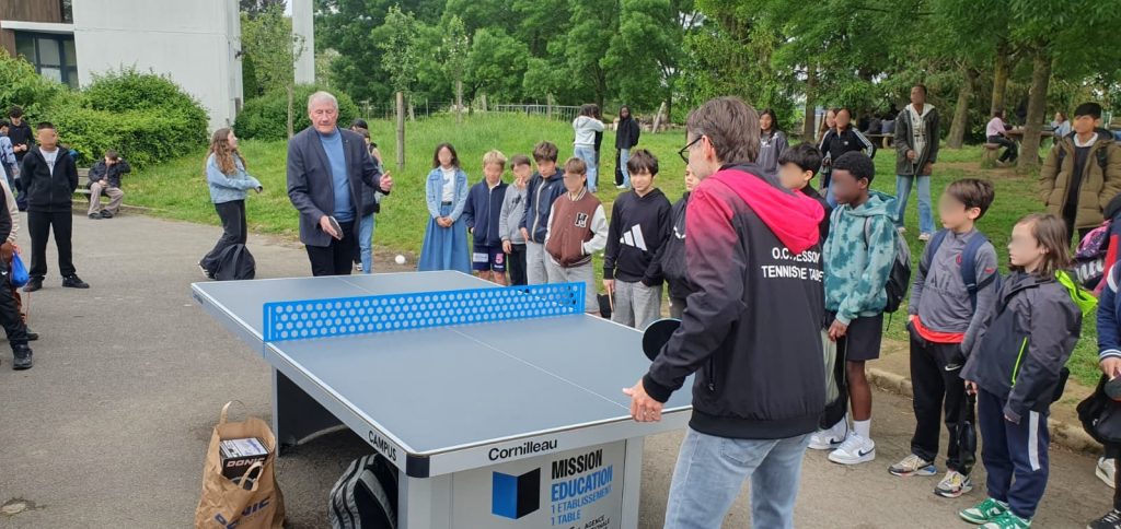 Inauguration table DE PING AU collège bourgchevreuil